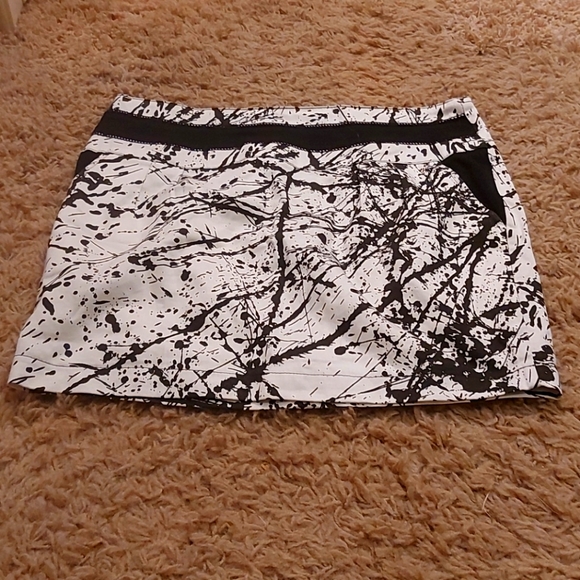 Mini skirt, black and white, urban behaviour - Picture 1 of 2